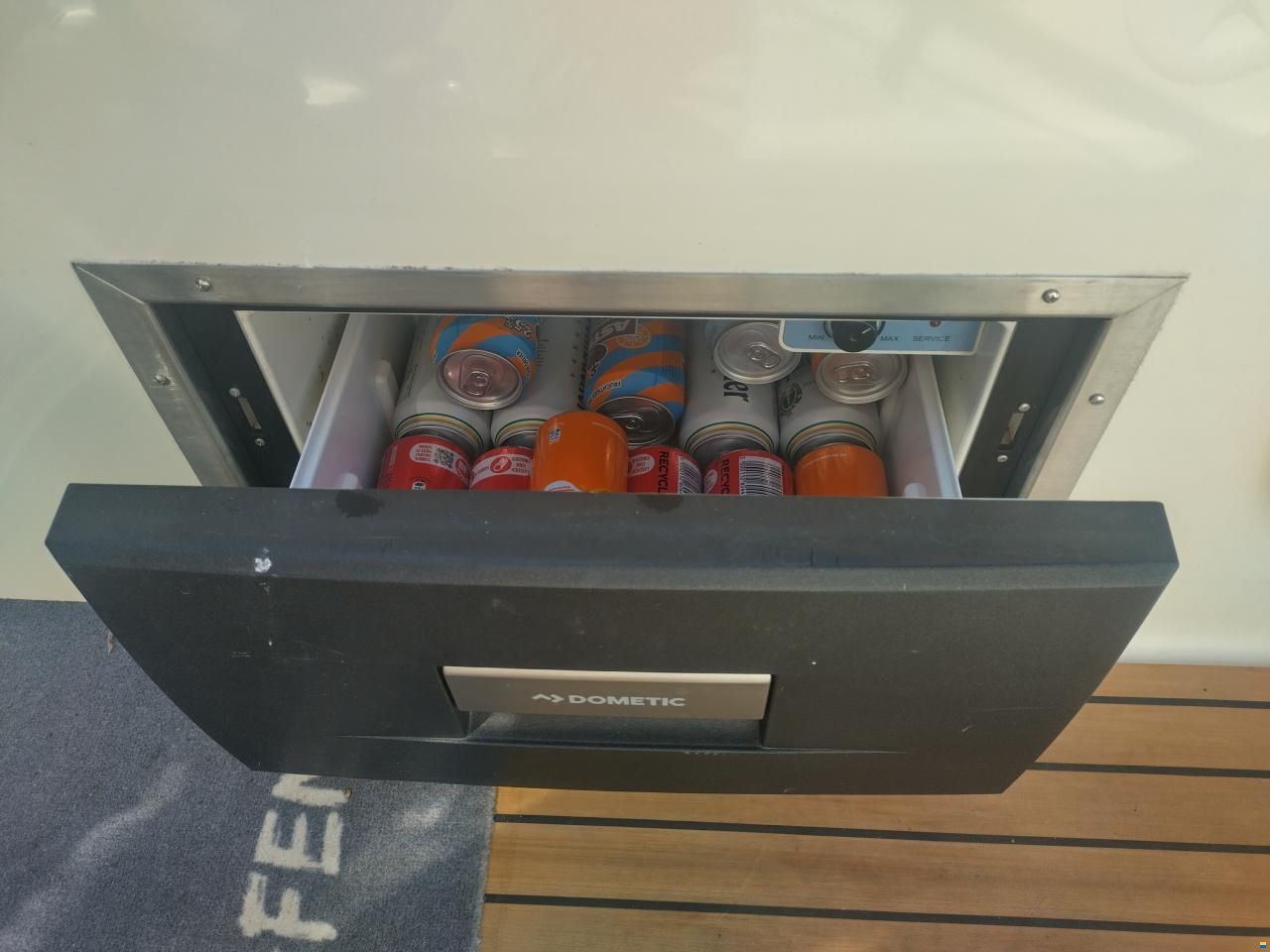 Quicksilver Activ 875 Sundeck