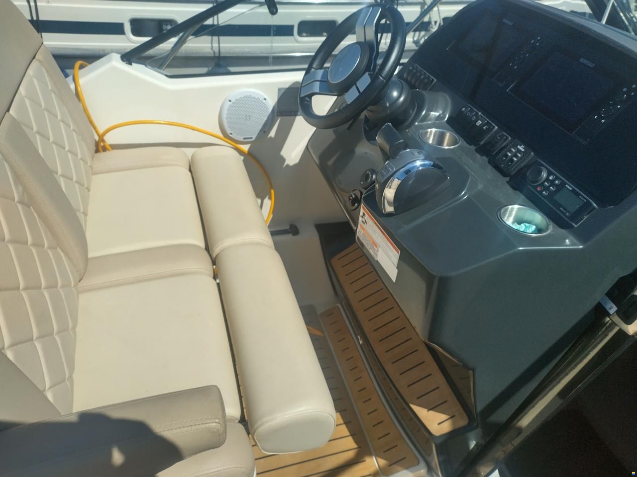 Quicksilver Activ 875 Sundeck