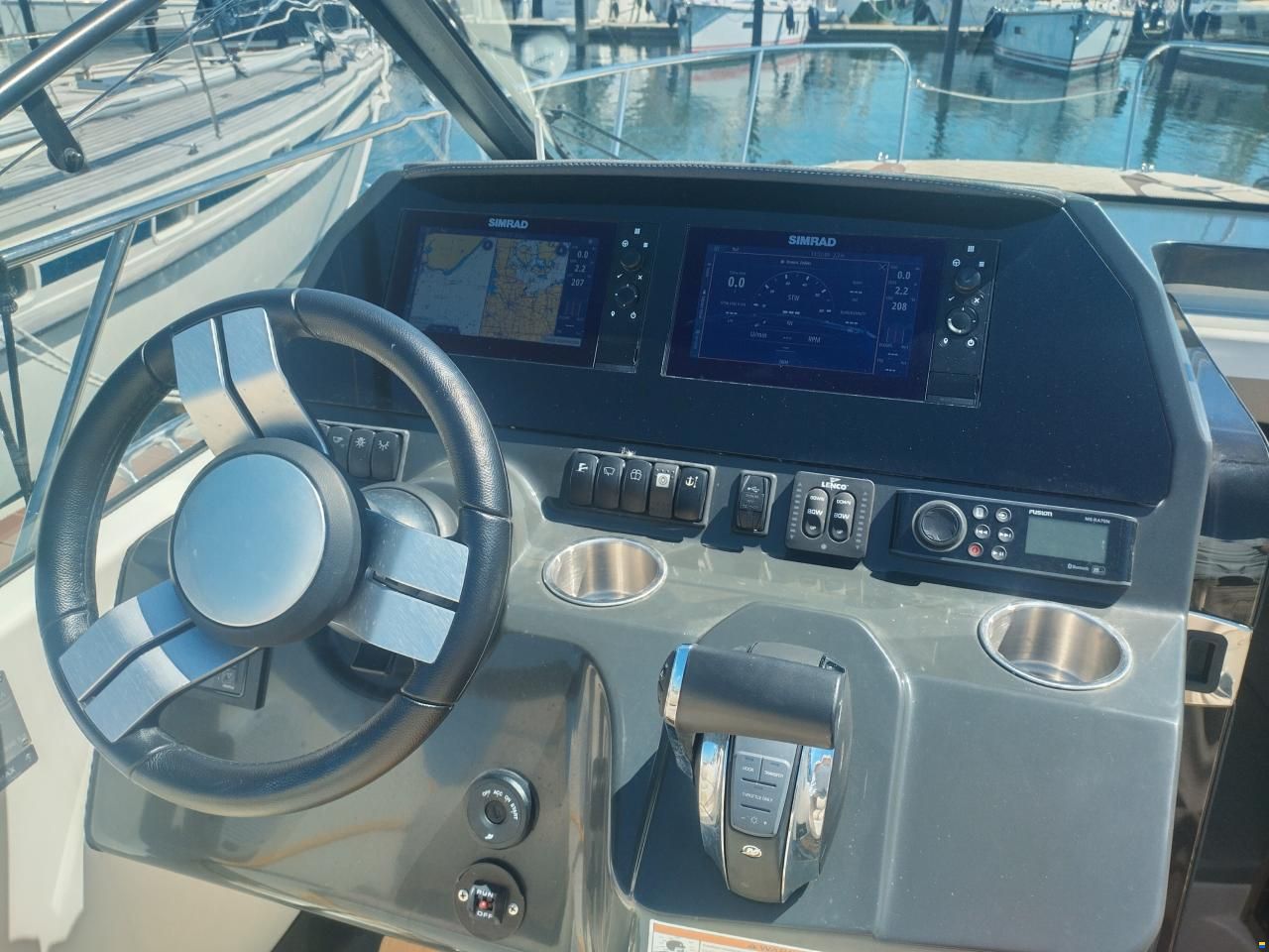 Quicksilver Activ 875 Sundeck