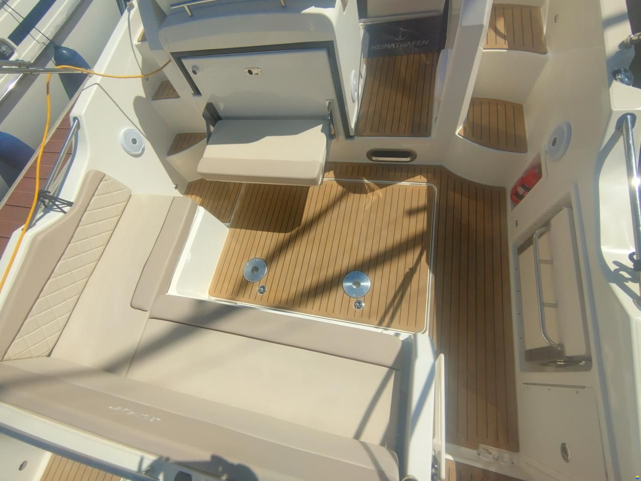 Quicksilver Activ 875 Sundeck