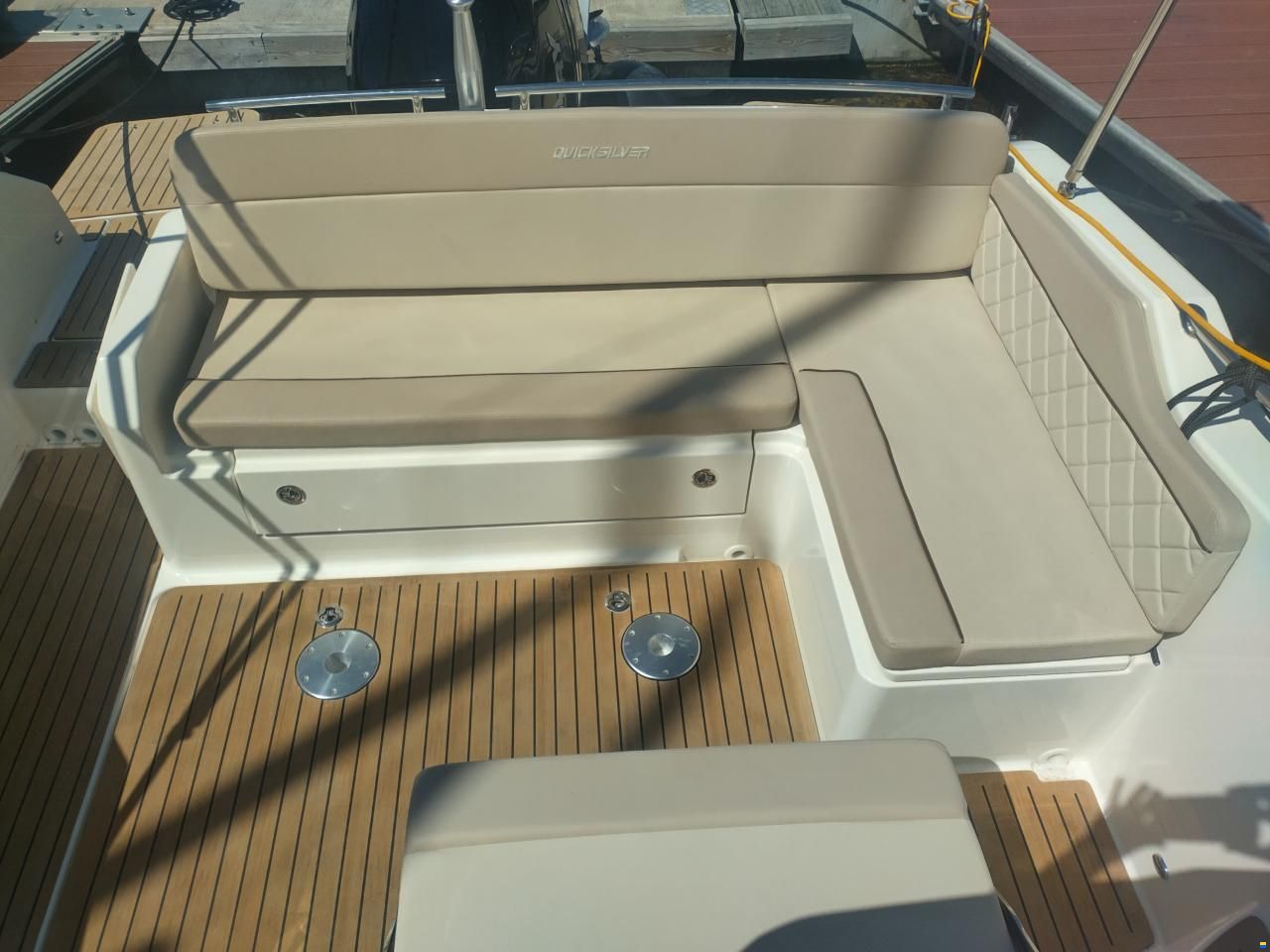 Quicksilver Activ 875 Sundeck