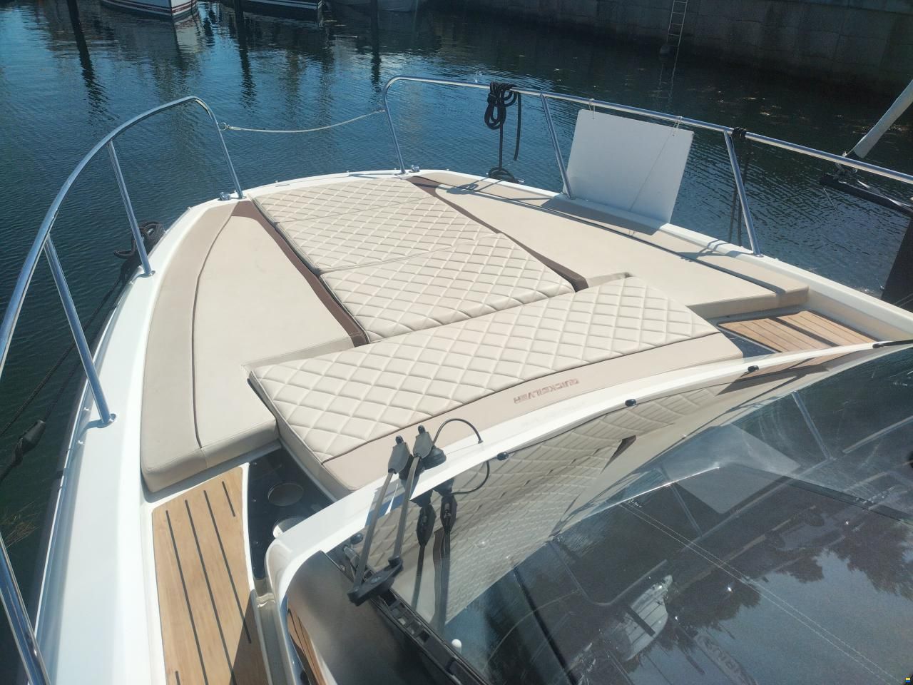 Quicksilver Activ 875 Sundeck