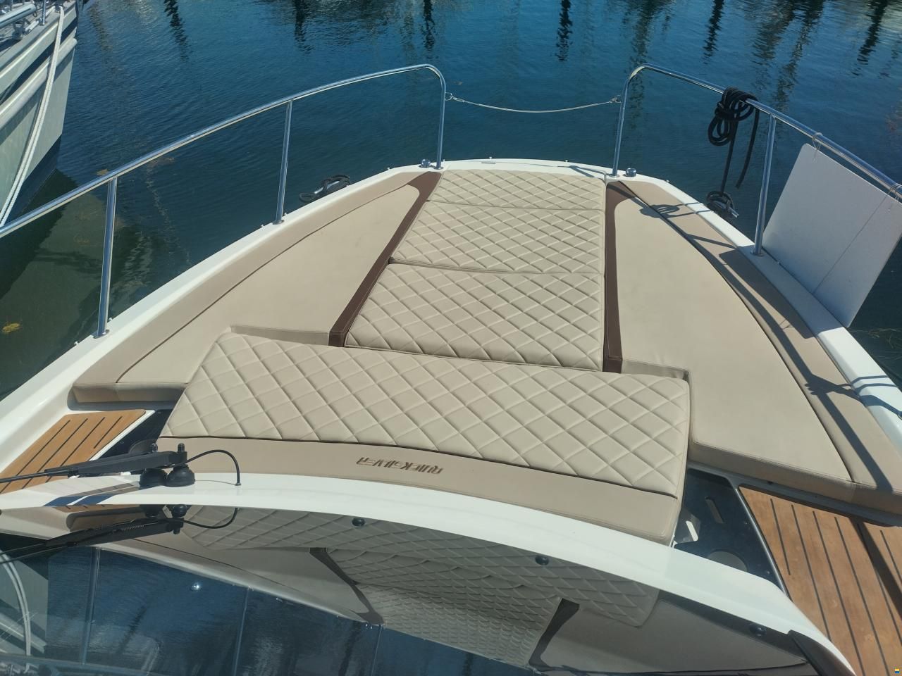 Quicksilver Activ 875 Sundeck