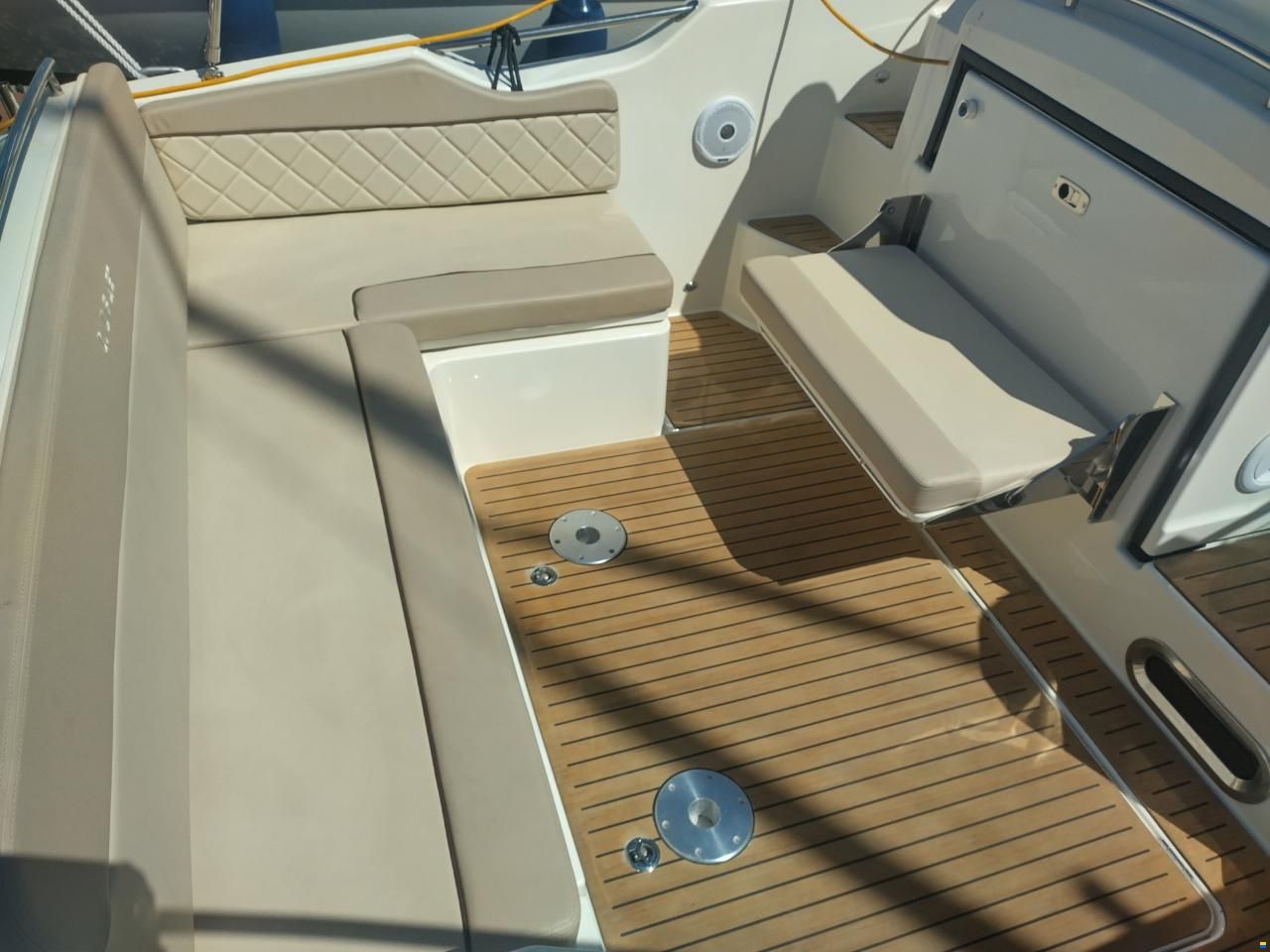 Quicksilver Activ 875 Sundeck