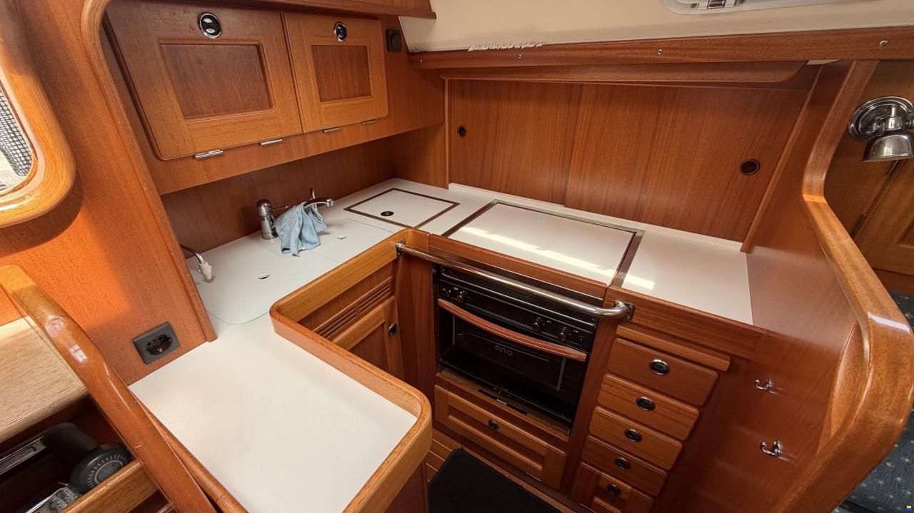 Hallberg-Rassy 37