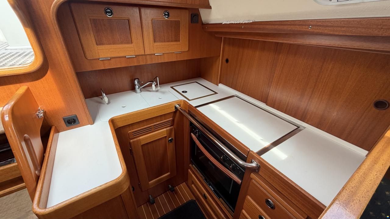 Hallberg-Rassy 37