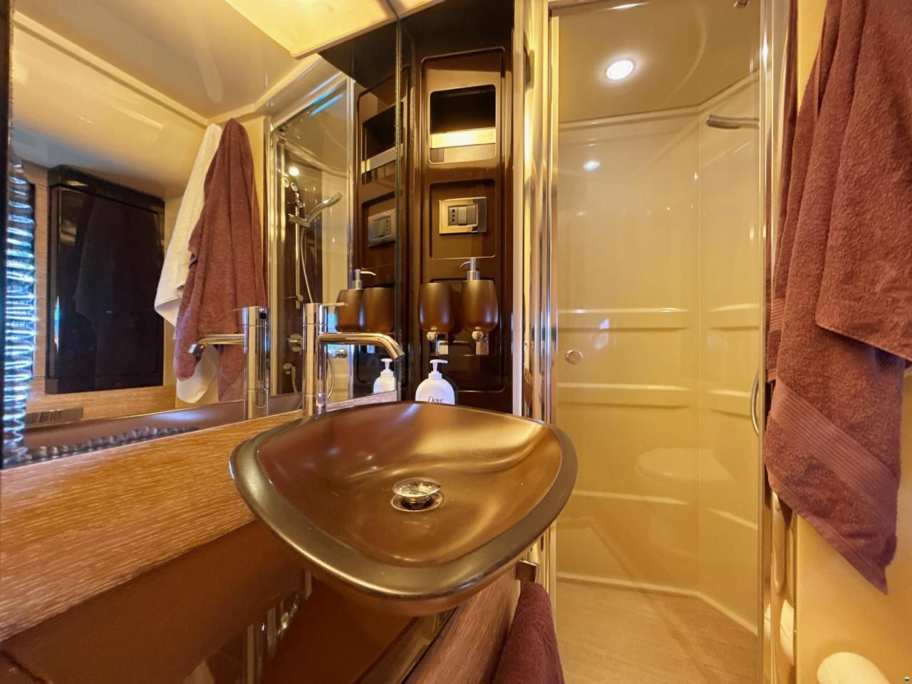 Azimut Flybridge 64