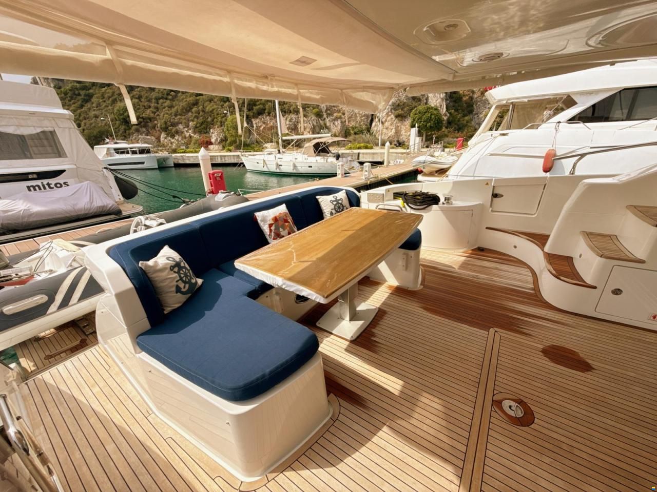 Azimut Flybridge 64