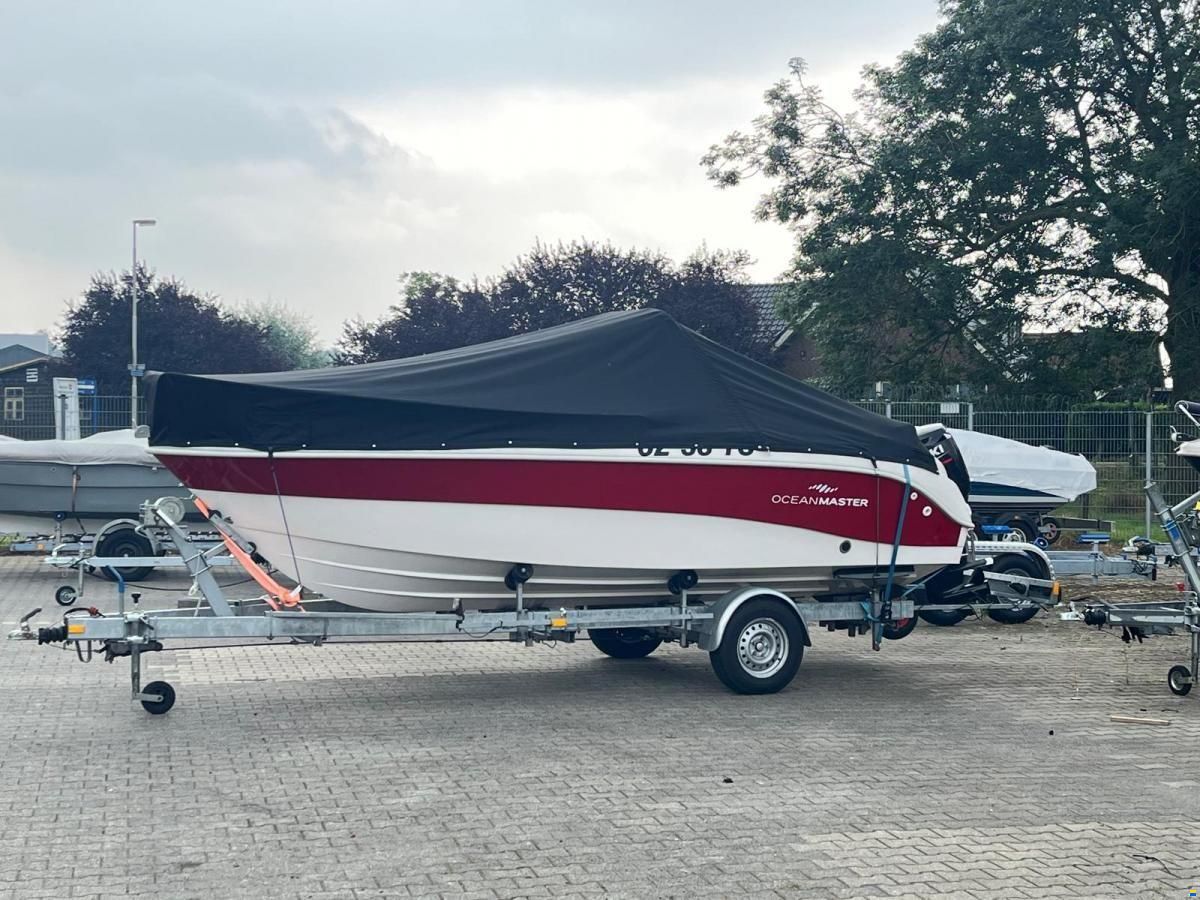 Ocean Master 550 Center Console