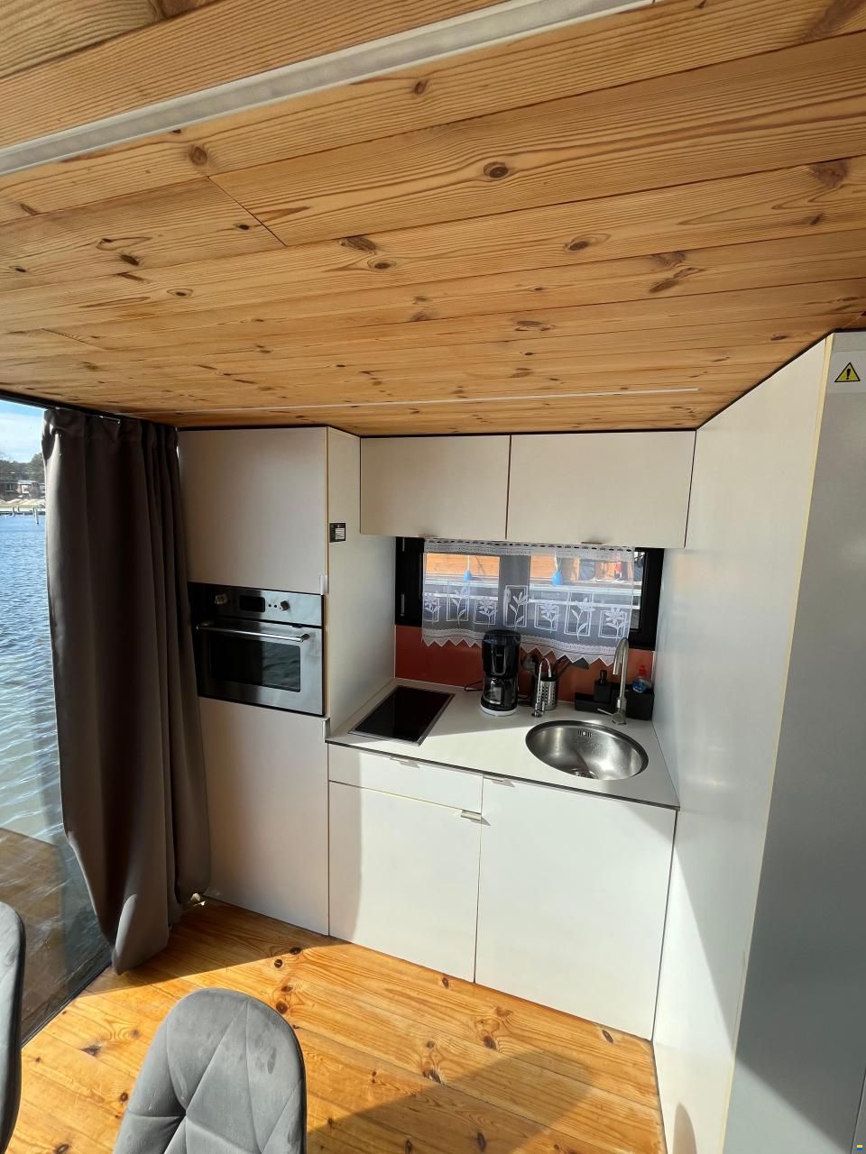 HT Houseboats HT10