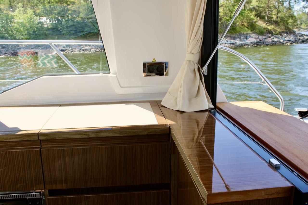 Sealine C335