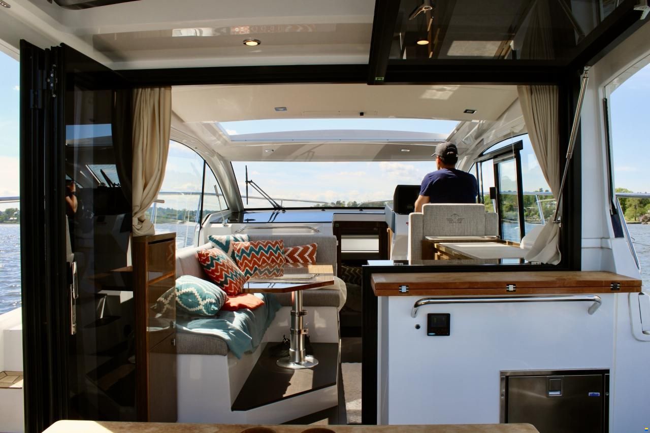 Sealine C335