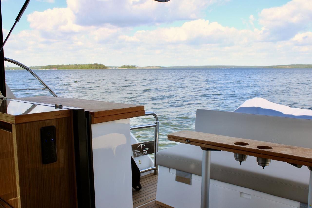 Sealine C335