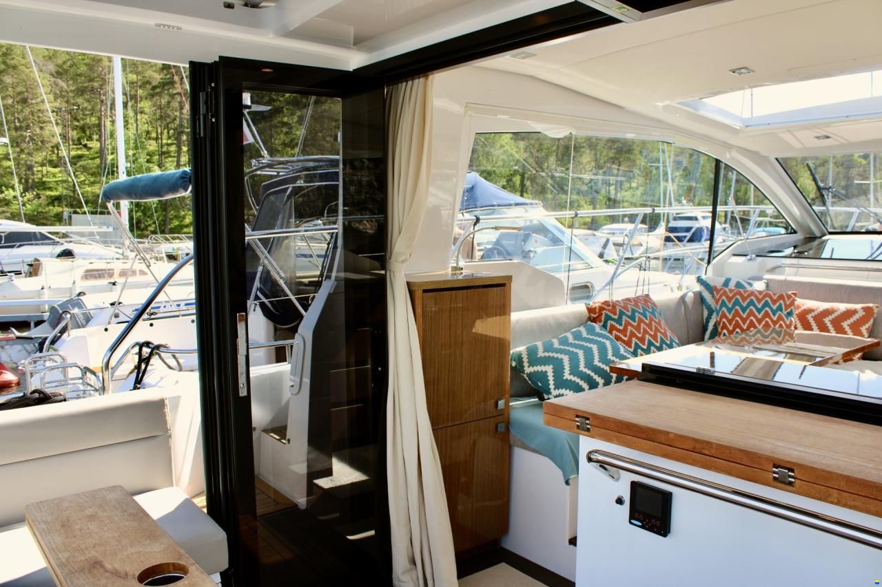 Sealine C335