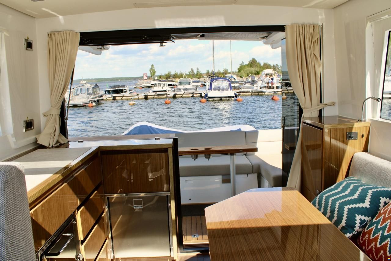 Sealine C335