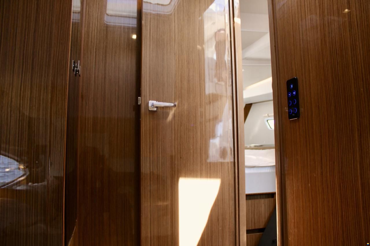 Sealine C335