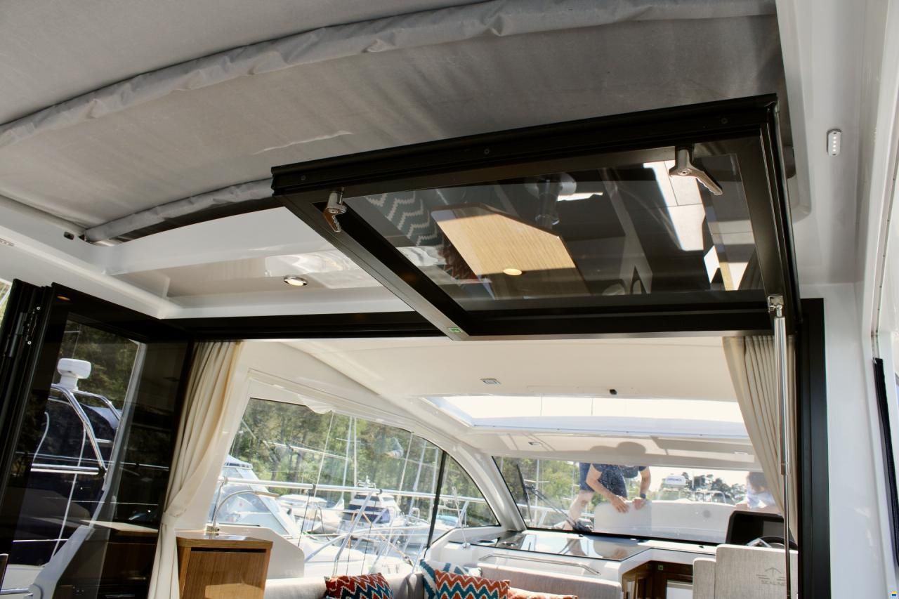 Sealine C335