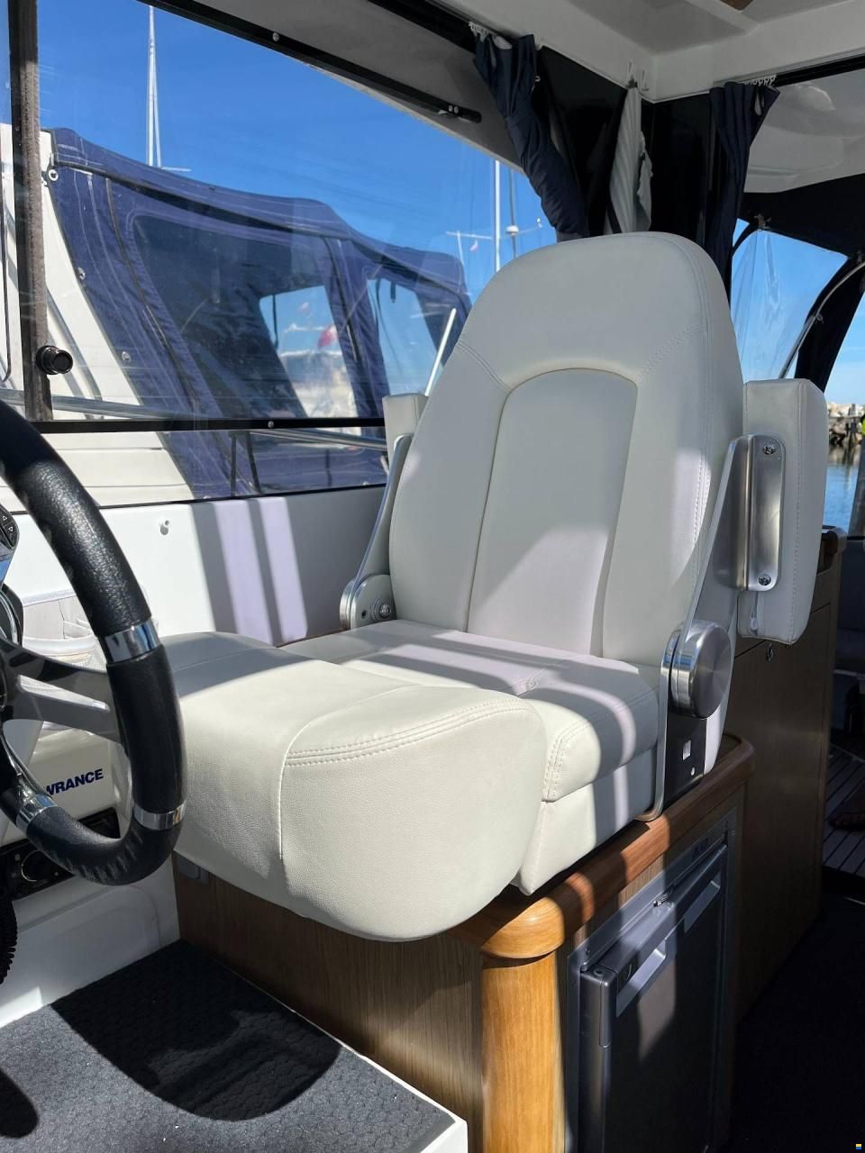 Beneteau Antares 8.80 - 250 Hp Mercury