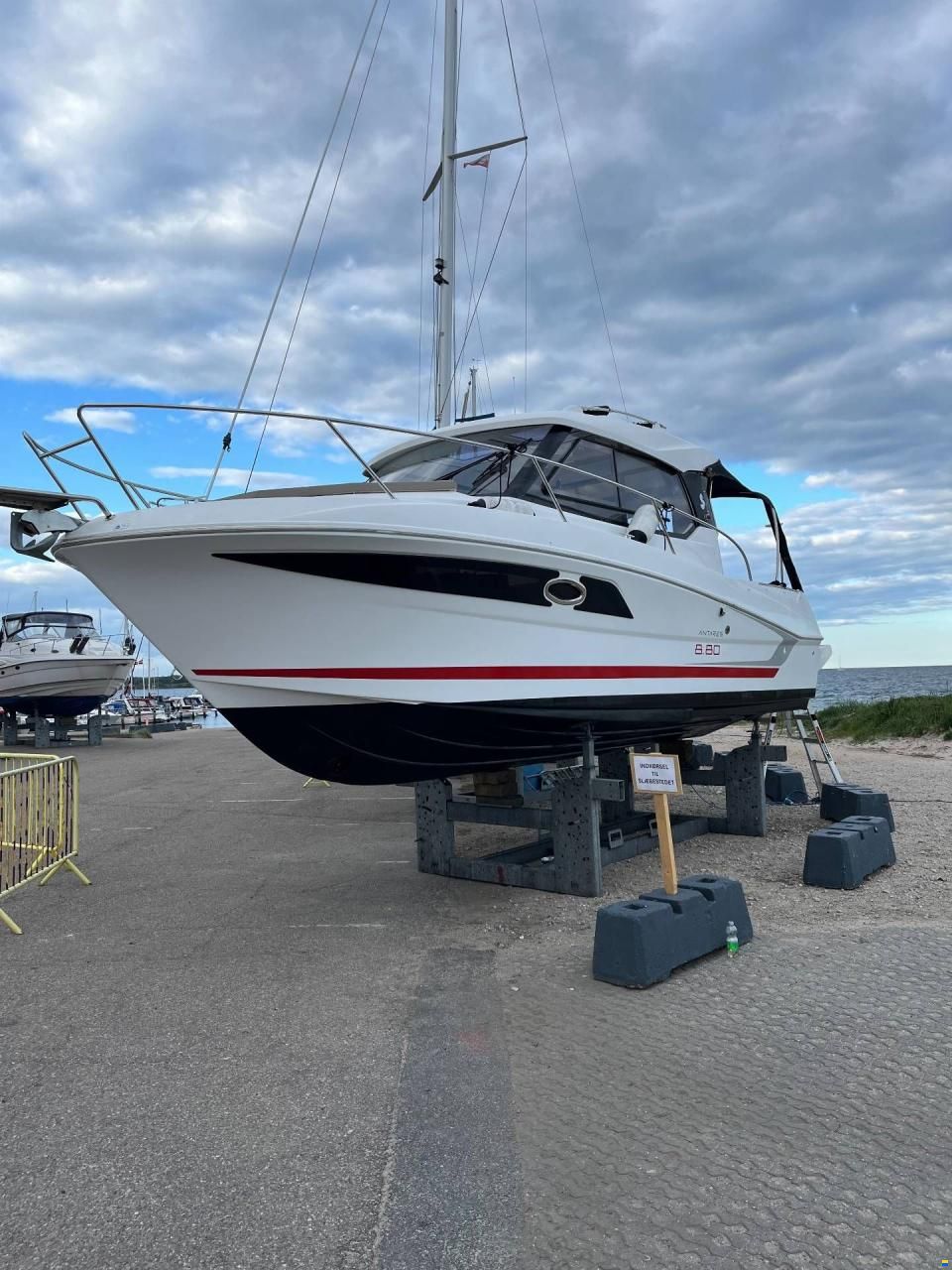 Beneteau Antares 8.80 - 250 Hp Mercury