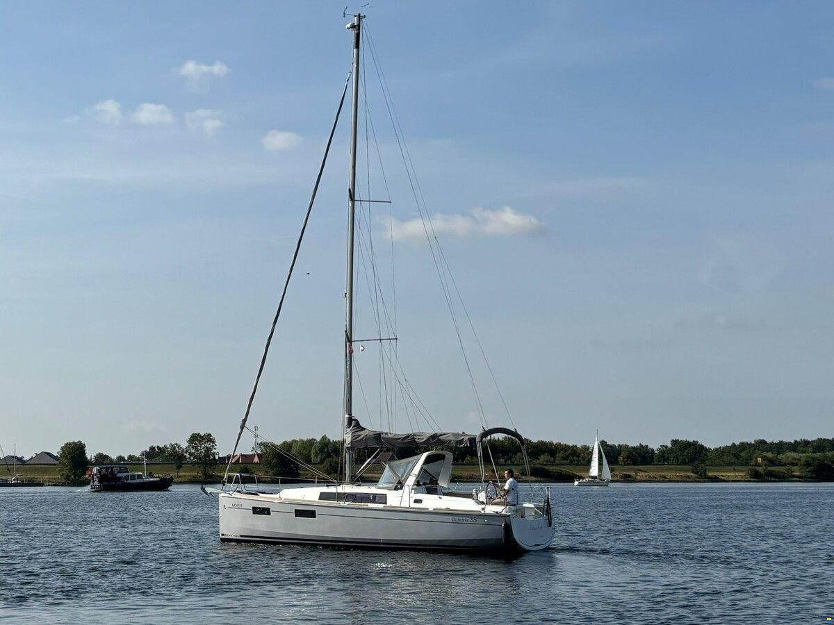 Beneteau Oceanis 35