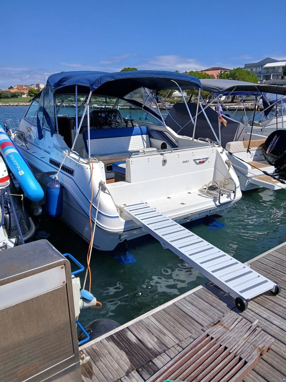 Sea Ray 240DA