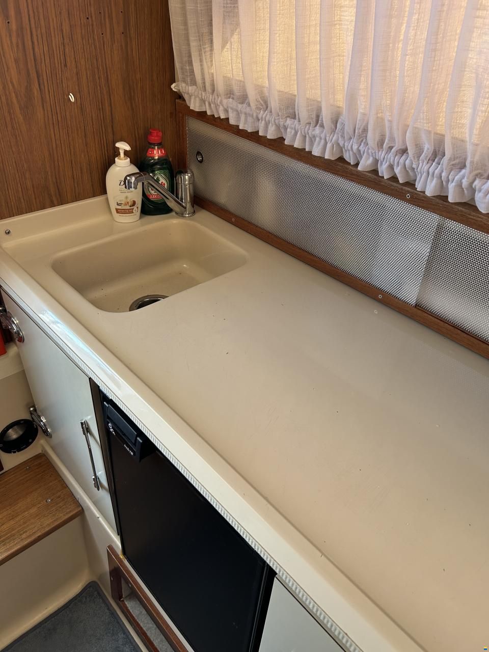 Bertram 25 Express Cruiser