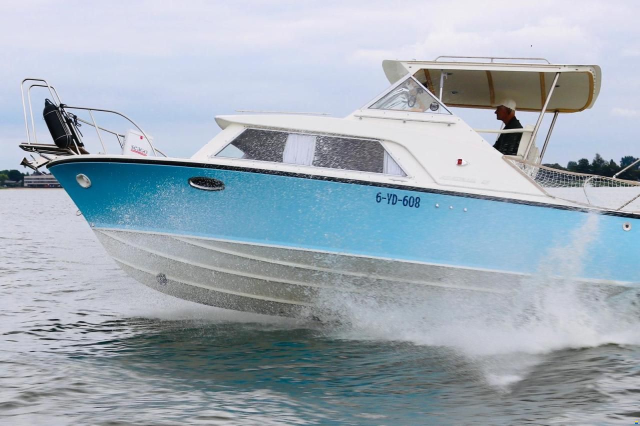 Bertram 25 Express Cruiser