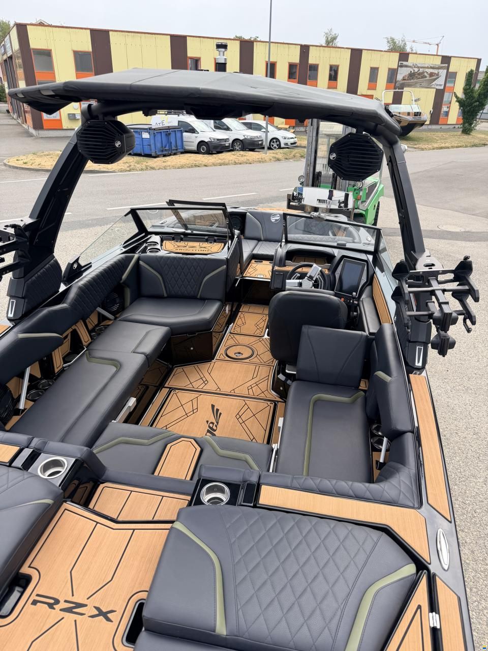 MasterCraft Tigé RZX22