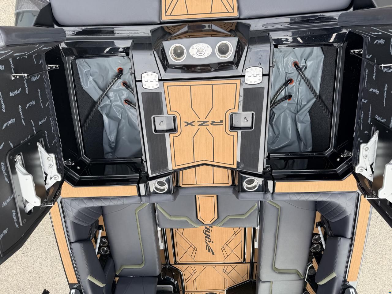 MasterCraft Tigé RZX22