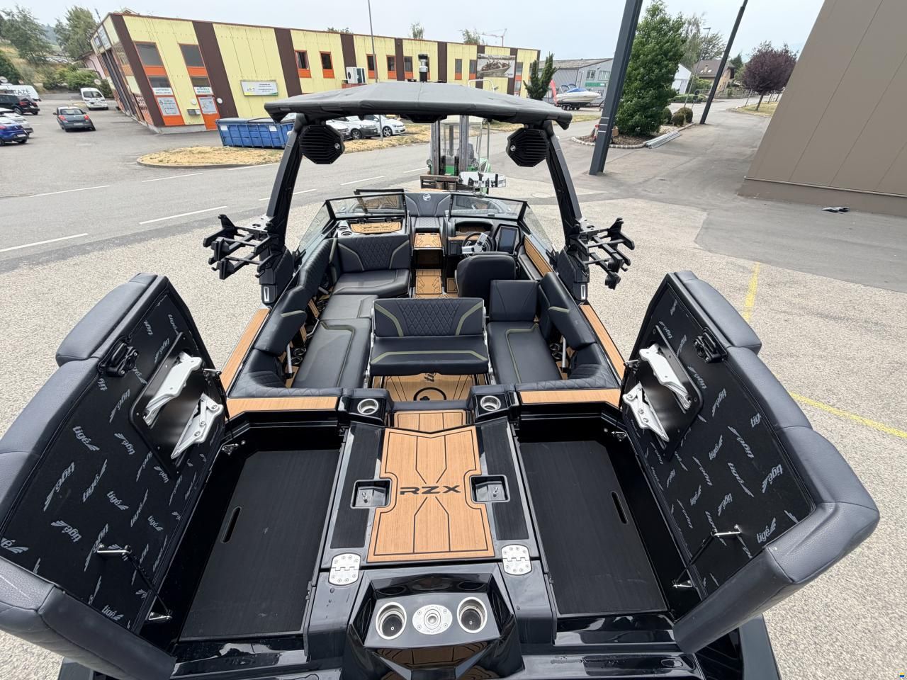 MasterCraft Tigé RZX22