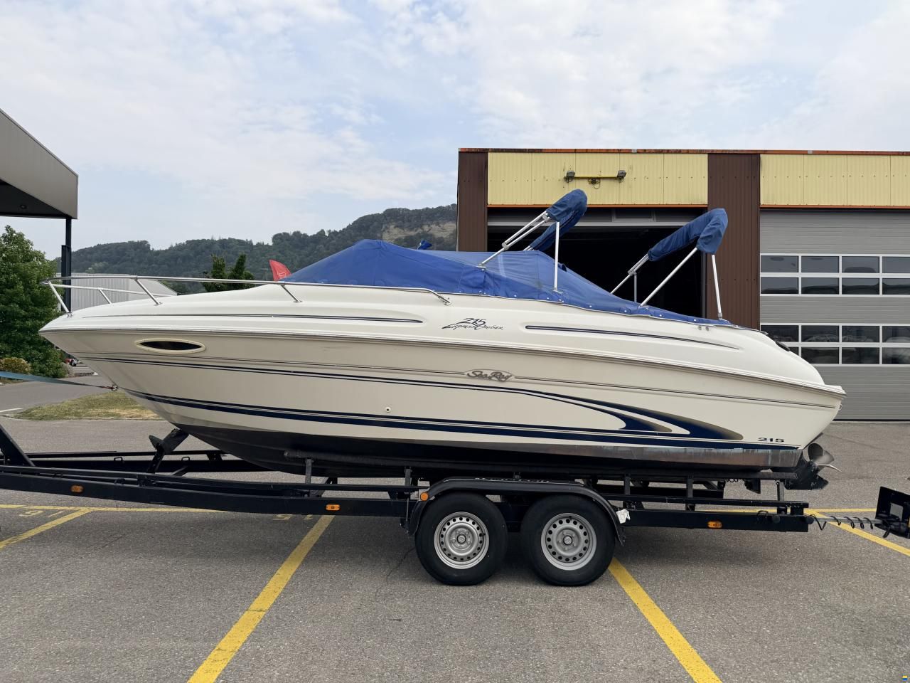 Sea Ray 215 EC