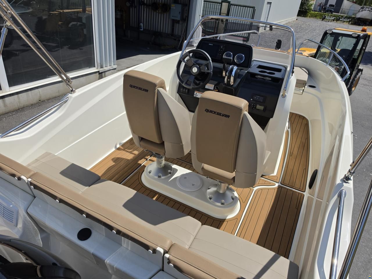 Quicksilver Activ 555 open