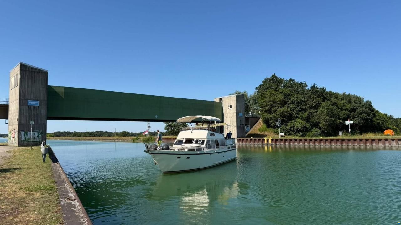 Van der Valk 1300 Fly Bridge