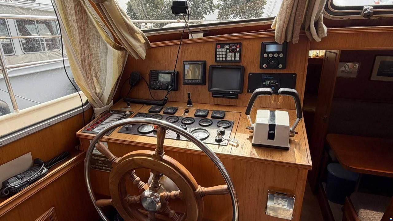 Van der Valk 1300 Fly Bridge