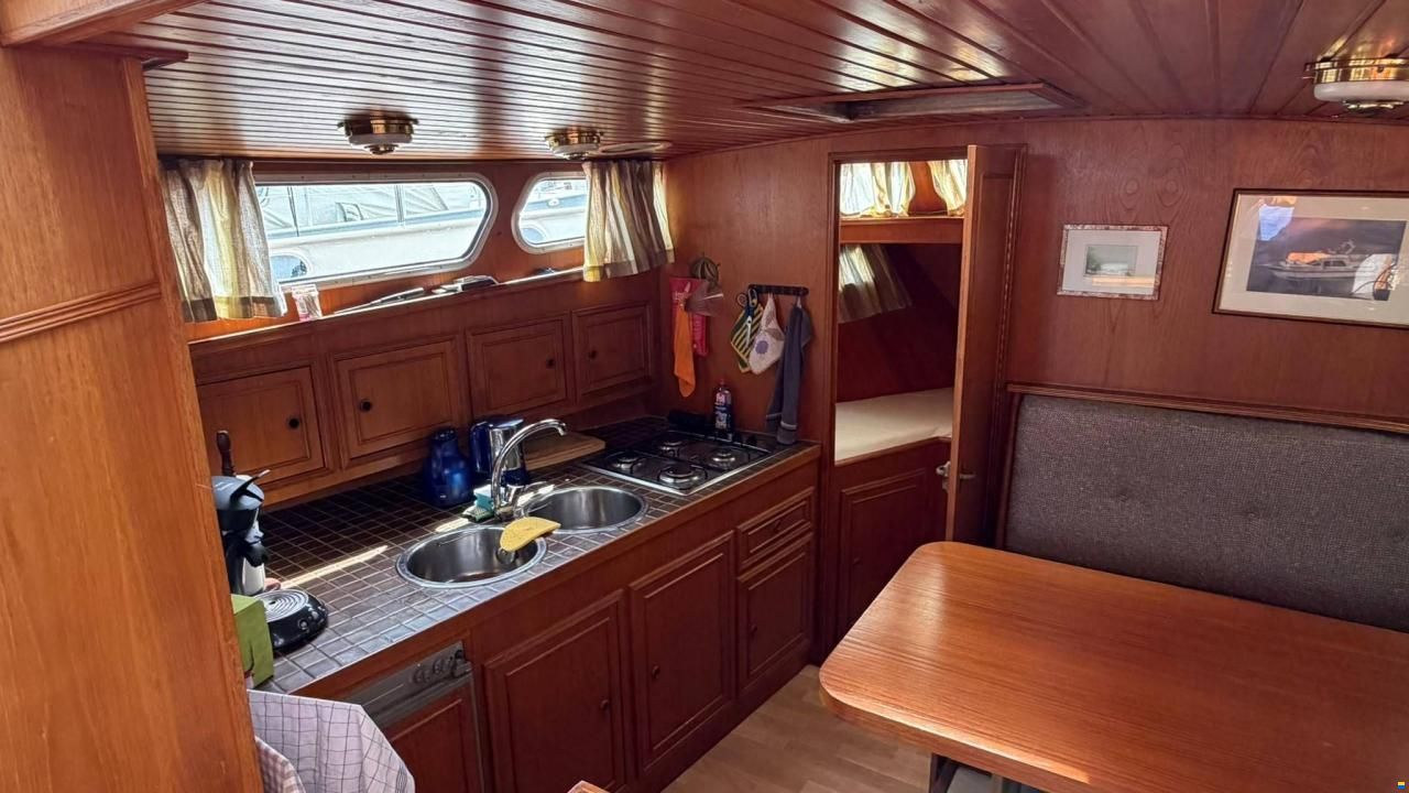 Van der Valk 1300 Fly Bridge