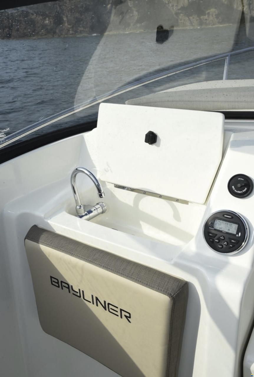 Bayliner VR5 Cuddy