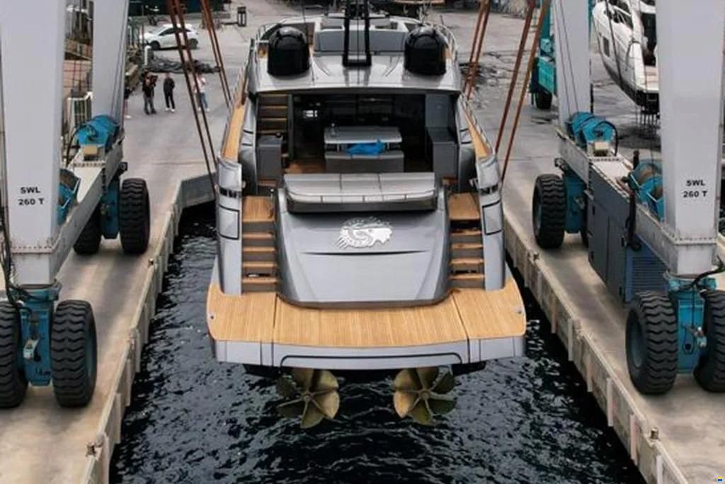 Pershing 92