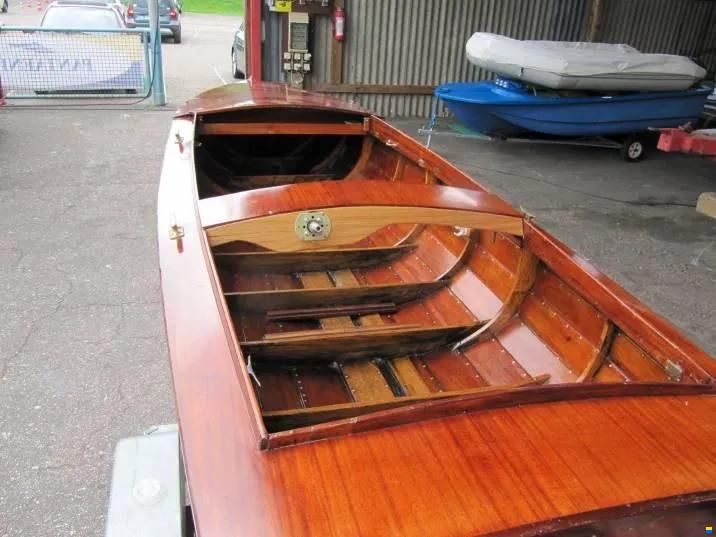 Oldtimer Holzboot mit Elektromotor