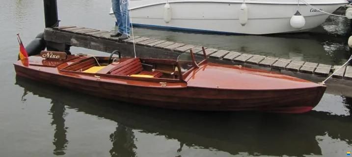 Oldtimer Holzboot mit Elektromotor