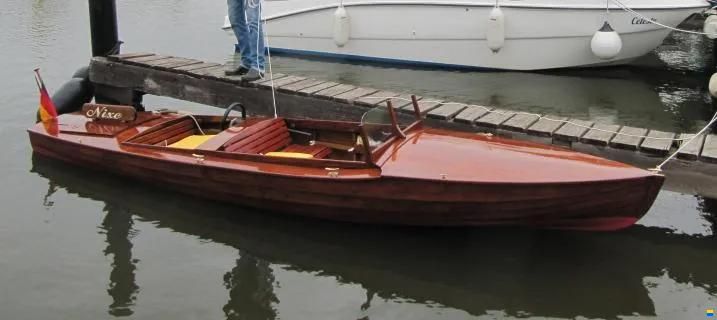 Oldtimer Holzboot mit Elektromotor