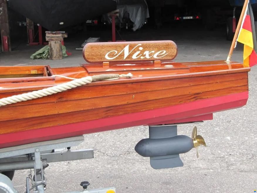 Oldtimer Holzboot mit Elektromotor
