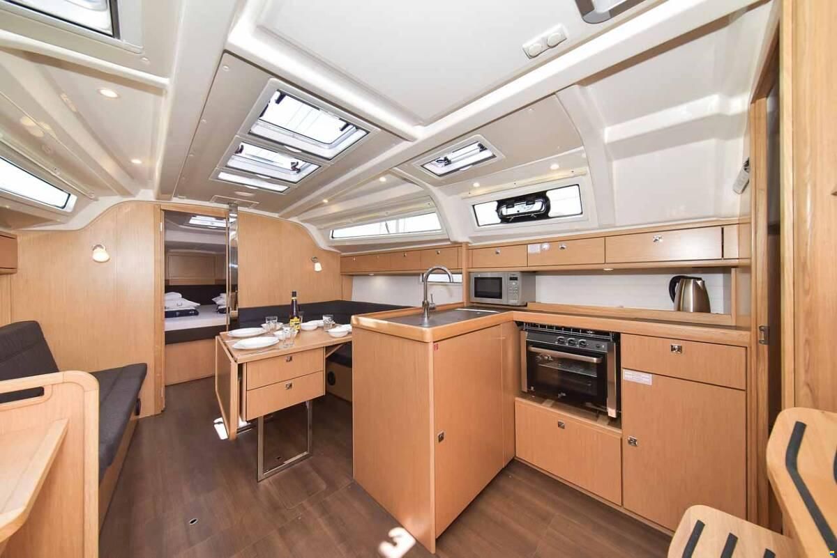 Bavaria CRUISER 37