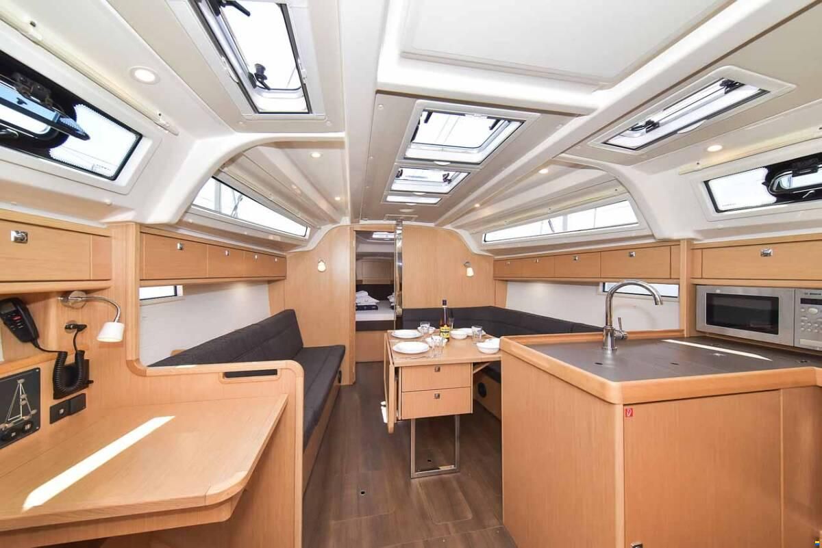 Bavaria CRUISER 37