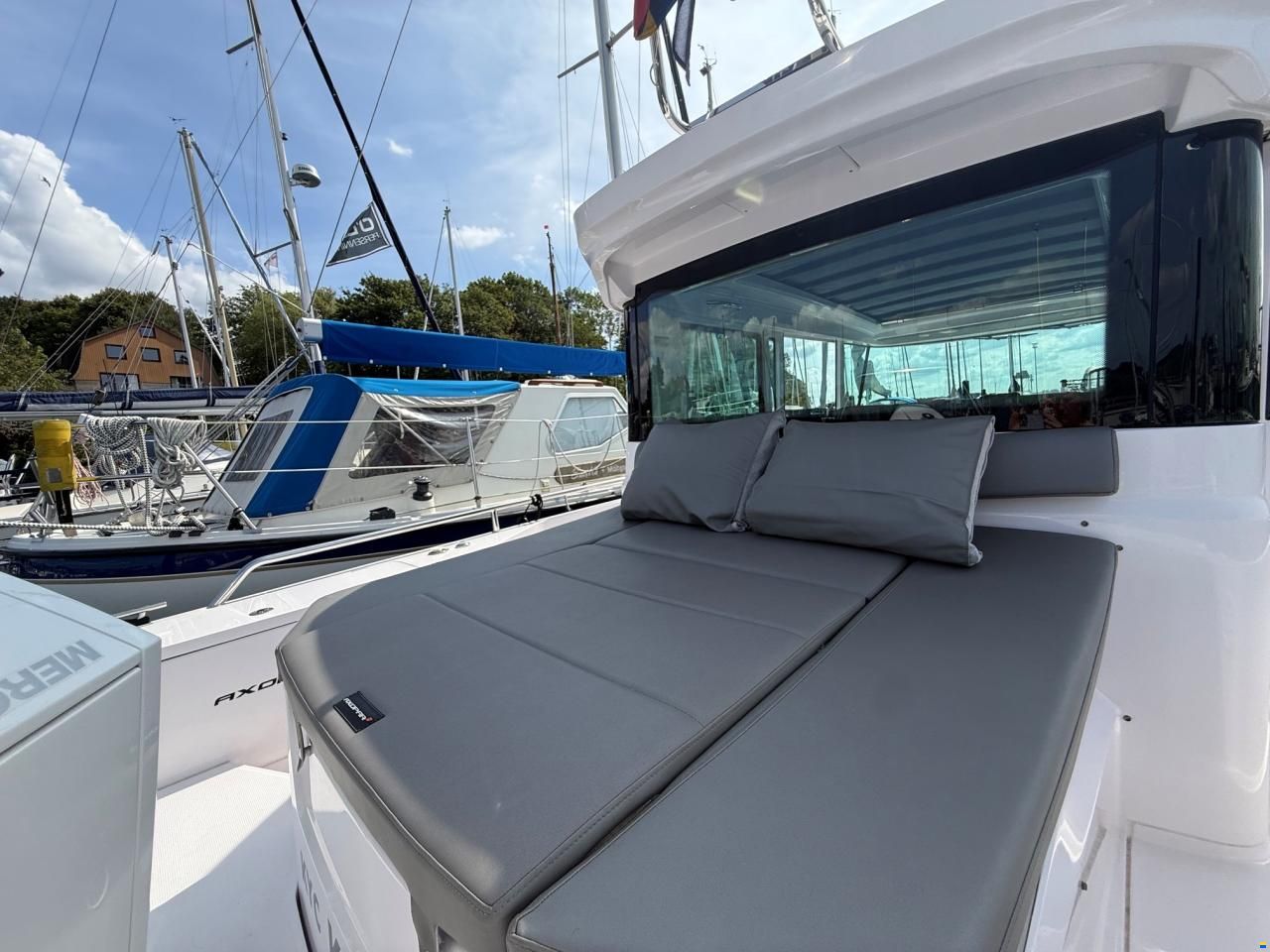 Axopar 28 Cabin