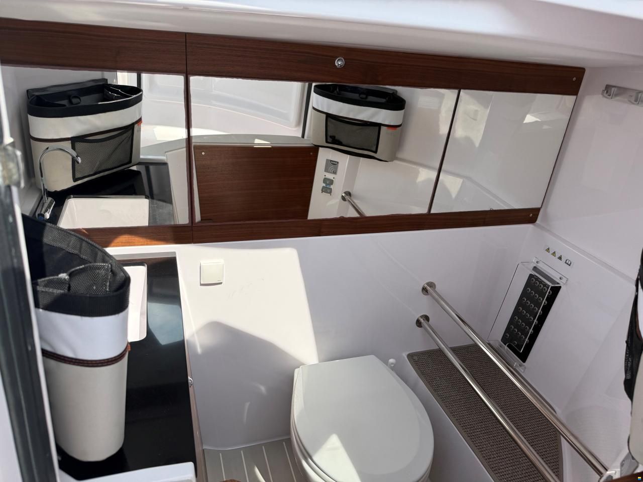 Axopar 28 Cabin