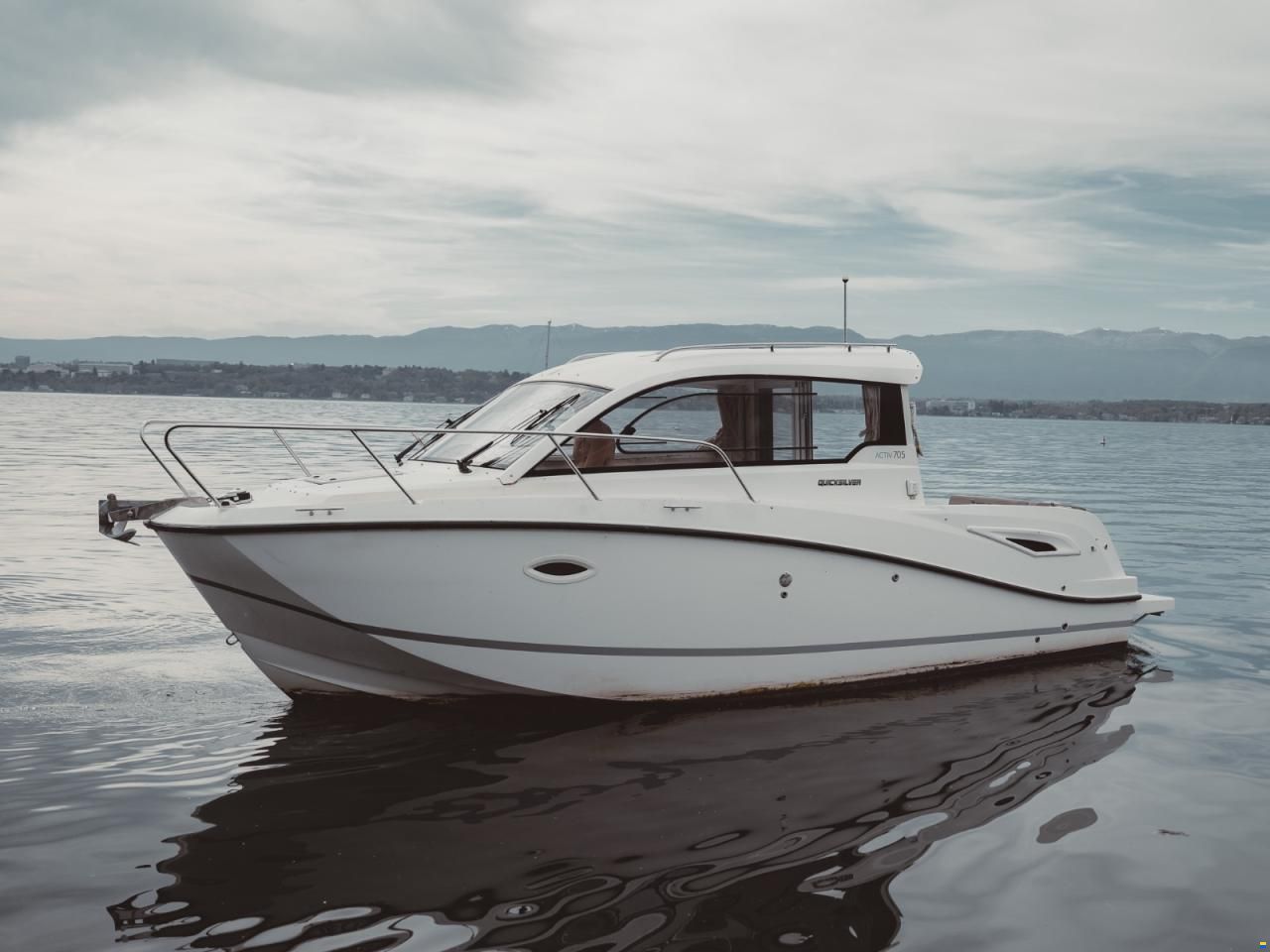 QuickSilver Activ 705 Cruiser