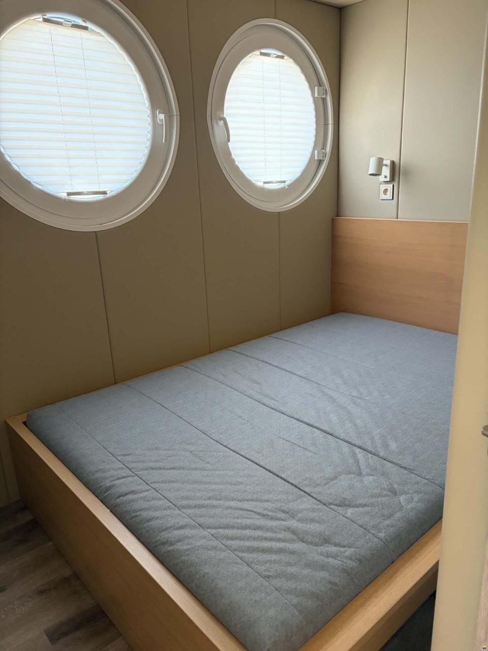 Houseboat Model 5000
