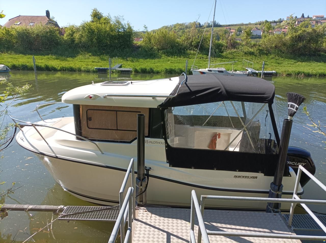 Quicksilver Pilothouse 555
