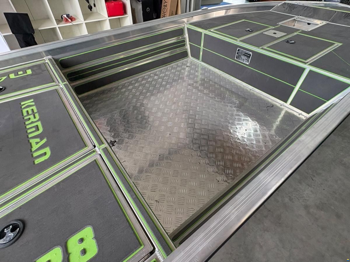 Kerman M428 met demo Suzuki motor uit 20