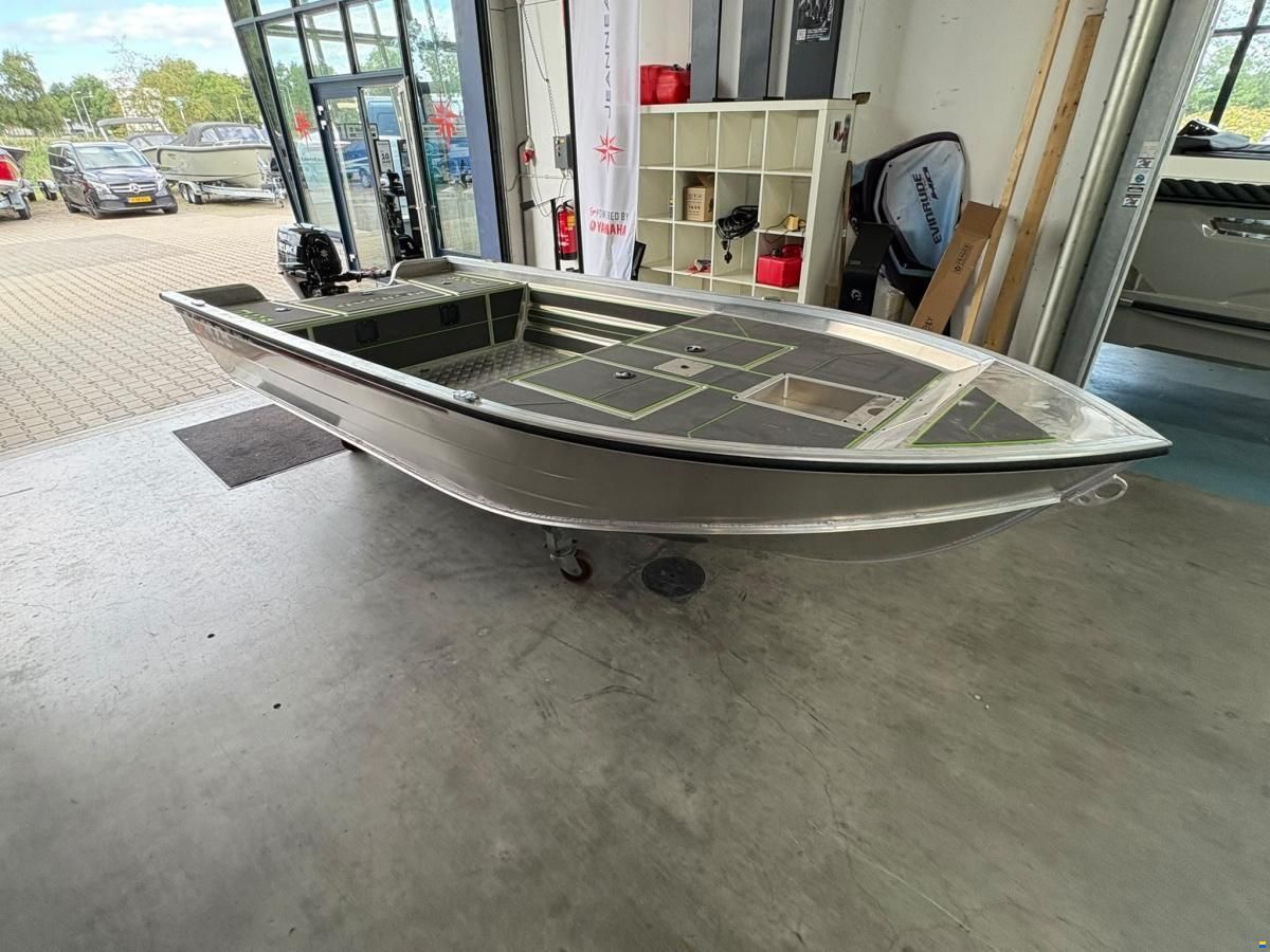 Kerman M428 met demo Suzuki motor uit 20